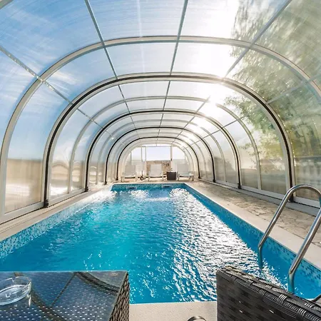 Gemuetliche Mit Pool Apartment