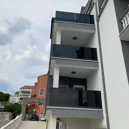 Gemuetliche Mit Pool Apartment